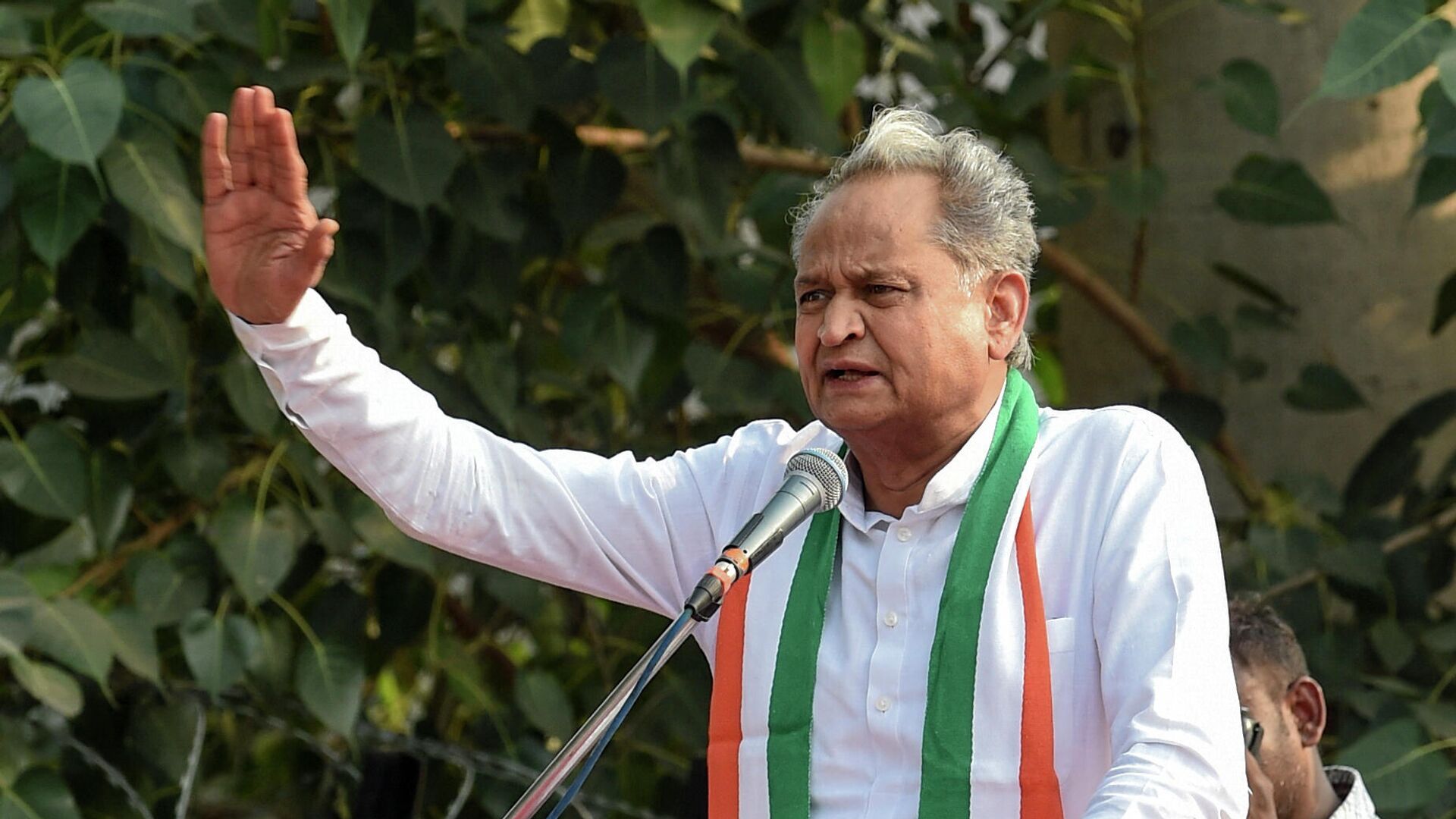 Rajasthan state's Chief Minister Ashok Gehlot gestures as he speaks during a 'Janvedna Yatra' (rally) against the price rise of onions and vegetables, in Ahmedabad on November 30, 2019 - Sputnik International, 1920, 04.03.2022