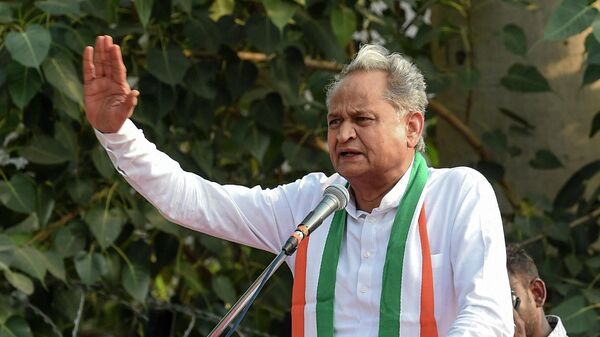 Rajasthan state's Chief Minister Ashok Gehlot gestures as he speaks during a 'Janvedna Yatra' (rally) against the price rise of onions and vegetables, in Ahmedabad on November 30, 2019 - Sputnik International