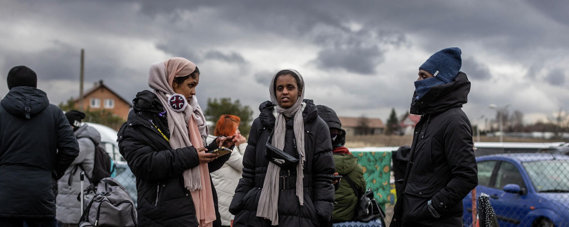 Indian girls wait for transport as refugees from many diffrent countries - from Africa, Middle East and India - mostly students of Ukrainian universities arrive at the Medyka pedestrian border crossing fleeing the conflict in Ukraine, in eastern Poland on February 27, 2022 Indian girls wait for transport as refugees from many diffrent countries - from Africa, Middle East and India - mostly students of Ukrainian universities arrive at the Medyka pedestrian border crossing fleeing the conflict in Ukraine, in eastern Poland on February 27, 2022 - Sputnik International, 1920, 04.03.2022