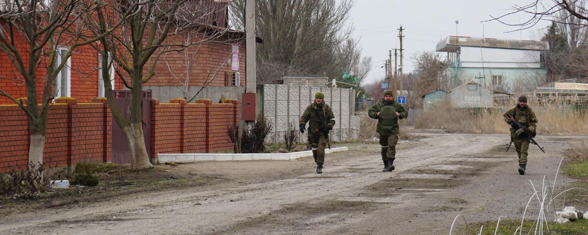 Servicemen of militia of Donetsk People's Republic (DPR) walk along a street in Berdyanskoye settlement outside Mariupol, Ukraine.  - Sputnik International, 1920, 04.03.2022