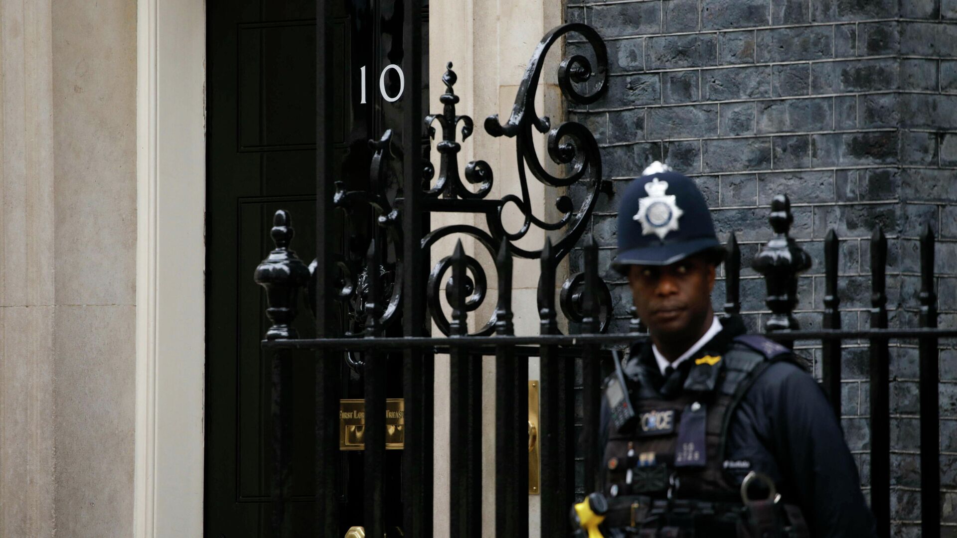A police officer stands outside the door of 10 Downing Street in London, Tuesday, Feb. 22, 2022 - Sputnik International, 1920, 01.04.2022
