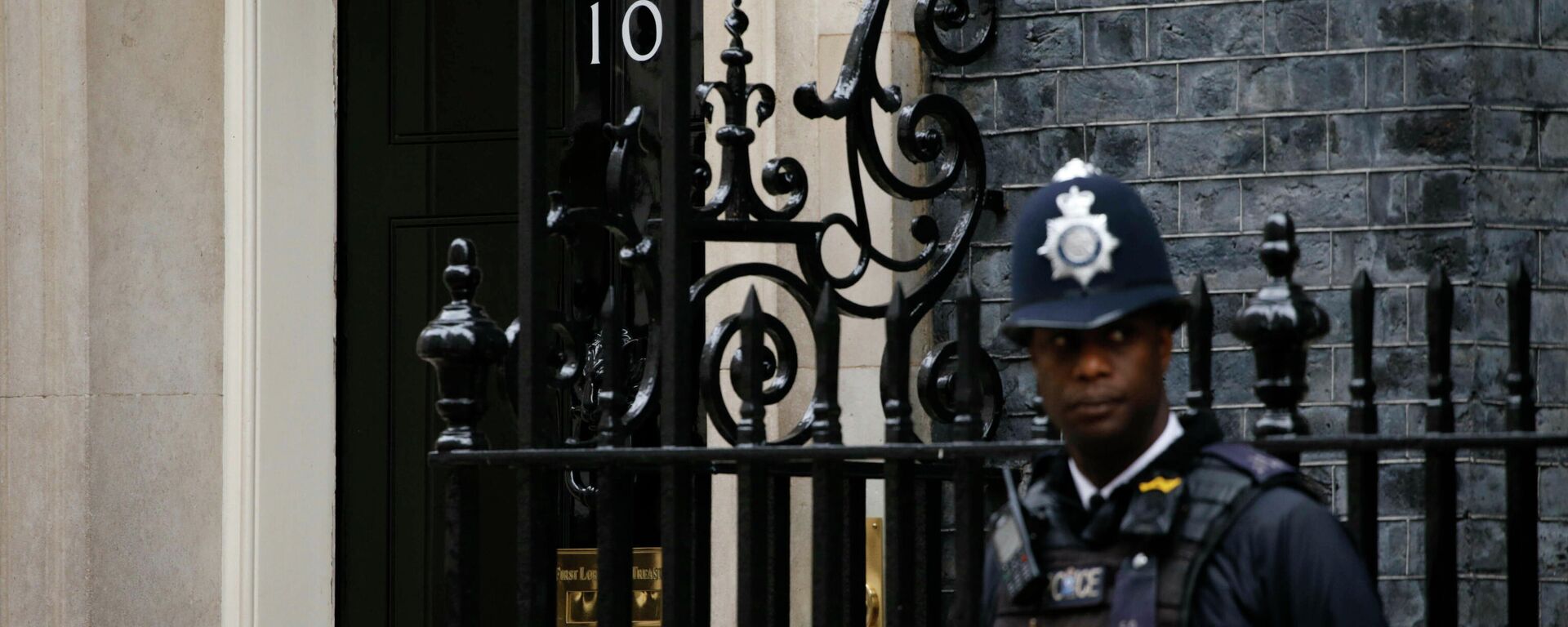 A police officer stands outside the door of 10 Downing Street in London, Tuesday, Feb. 22, 2022 - Sputnik International, 1920, 24.05.2022