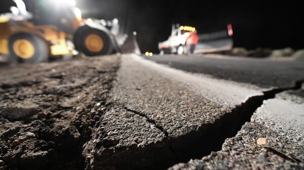Highway workers repair a hole that opened in the road as a result of the July 5, 2019 earthquake, in Ridgecrest, California, about 150 miles (241km) north of Los Angeles, early in the morning on July 6, 2019 - Sputnik International