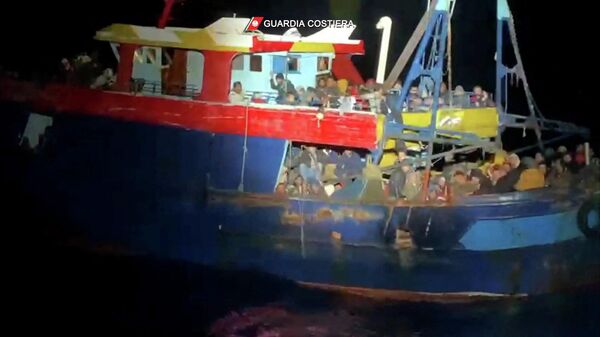 Migrants are rescued by Italian coastguard - Sputnik International