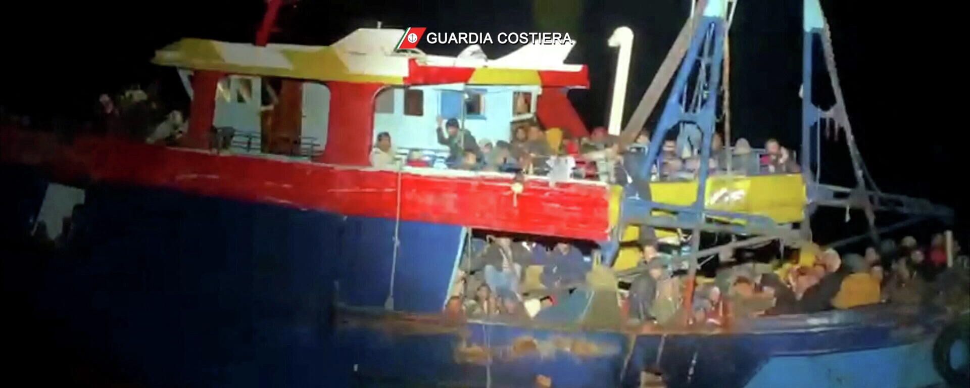 Migrants are rescued by Italian coastguard - Sputnik International, 1920, 24.07.2022