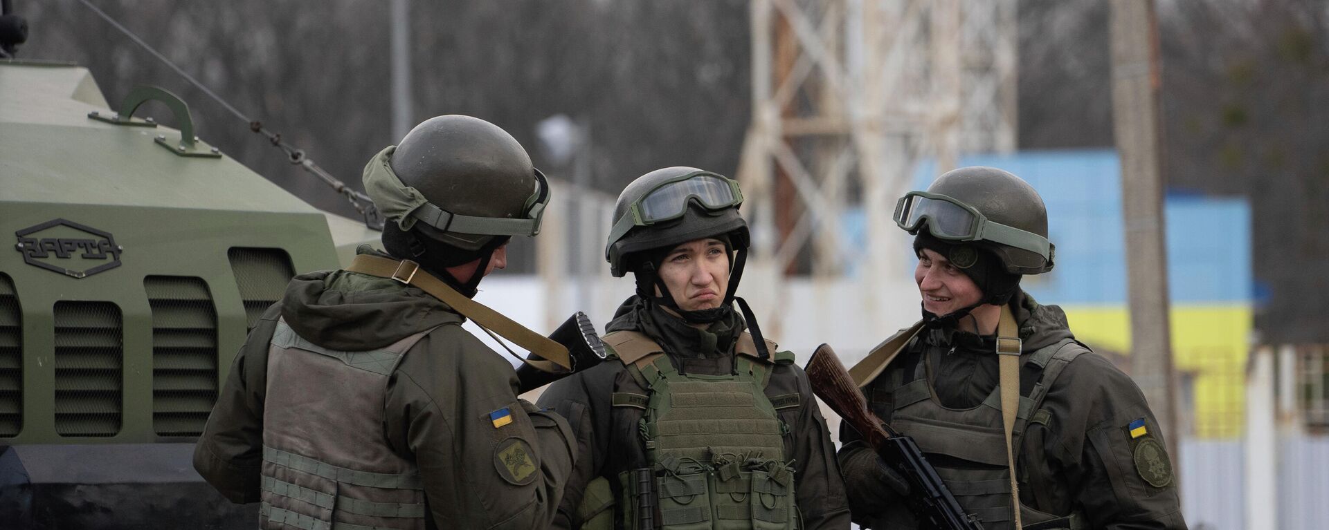 Ukrainian National guard soldiers talk to each other as they guard a mobile checkpoint together with the Ukrainian Security Service agents and police officers during a joint operation, in Kharkiv, Ukraine, Thursday, Feb. 17, 2022 - Sputnik International, 1920, 12.04.2023