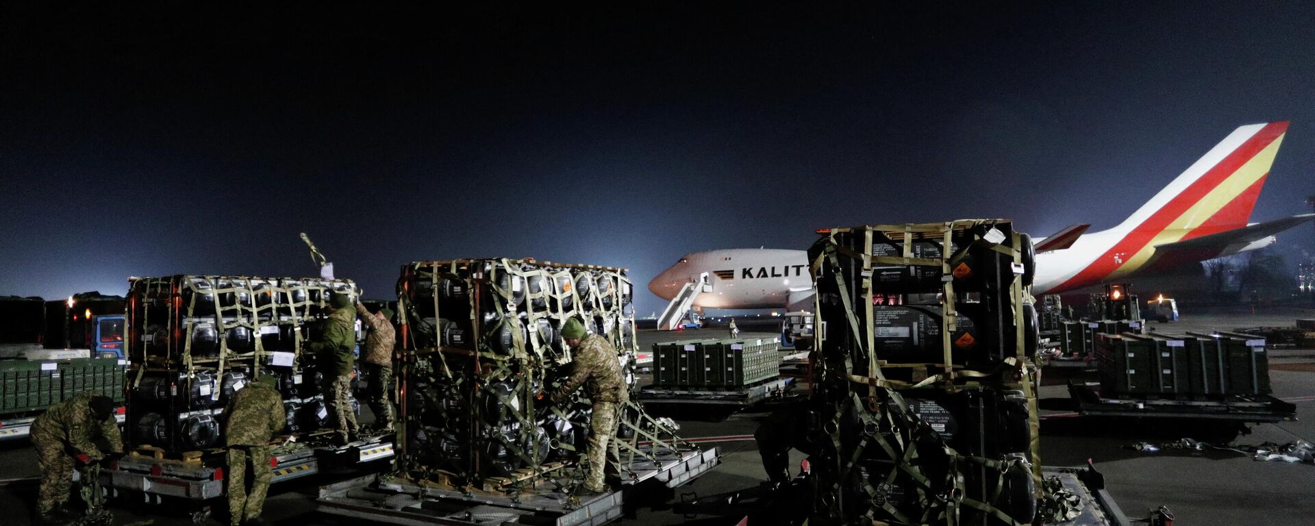 Ukrainian service members unpack Javelin anti-tank missiles, delivered by plane as part of the U.S. military support package for Ukraine, at the Boryspil International Airport outside Kyiv, Ukraine February 10, 2022.  REUTERS/Valentyn Ogirenko - Sputnik International, 1920, 14.03.2022