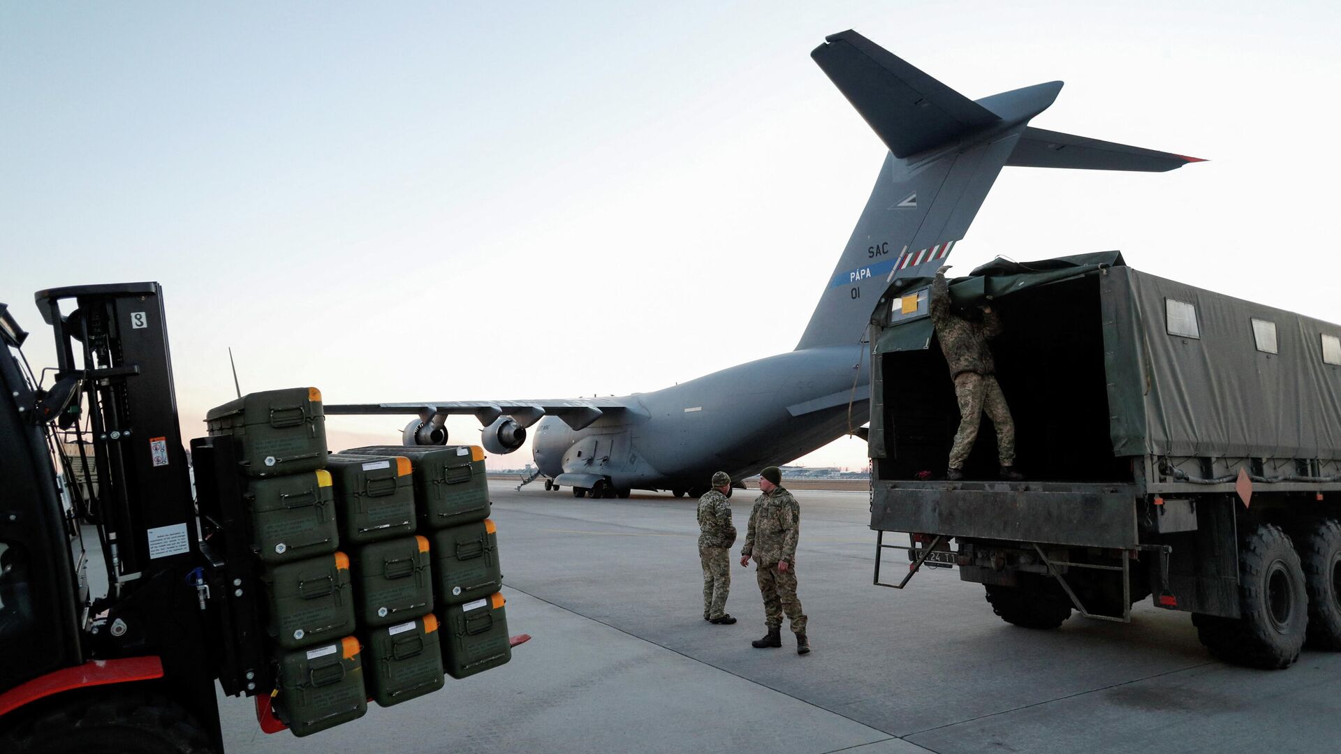 Lithuania's military aid including Stinger anti-aircraft missiles, delivered as part of the security support package for Ukraine, is unloaded from a ?17 Globemaster III plane at the Boryspil International Airport outside Kyiv, Ukraine, February 13, 2022. REUTERS/Valentyn Ogirenko - Sputnik International, 1920, 14.03.2022