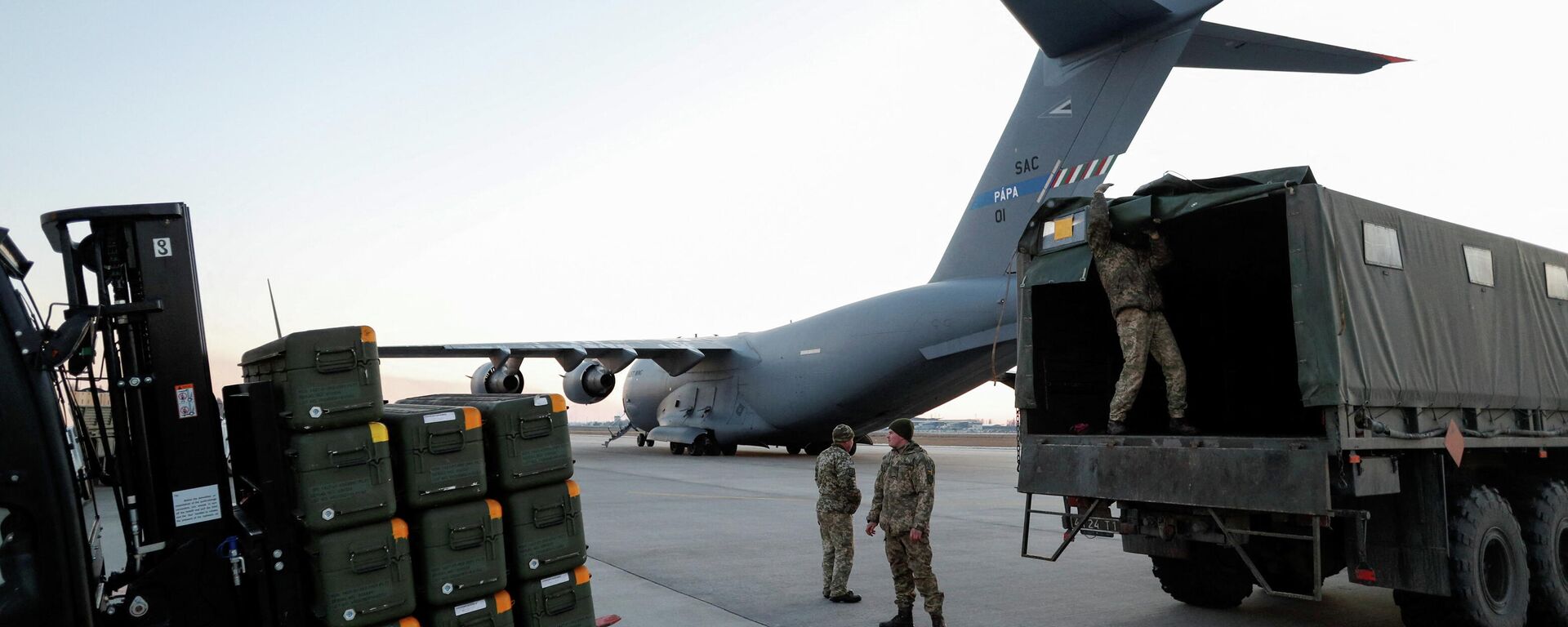 Lithuania's military aid including Stinger anti-aircraft missiles, delivered as part of the security support package for Ukraine, is unloaded from a ?17 Globemaster III plane at the Boryspil International Airport outside Kyiv, Ukraine, February 13, 2022. REUTERS/Valentyn Ogirenko - Sputnik International, 1920, 14.03.2022