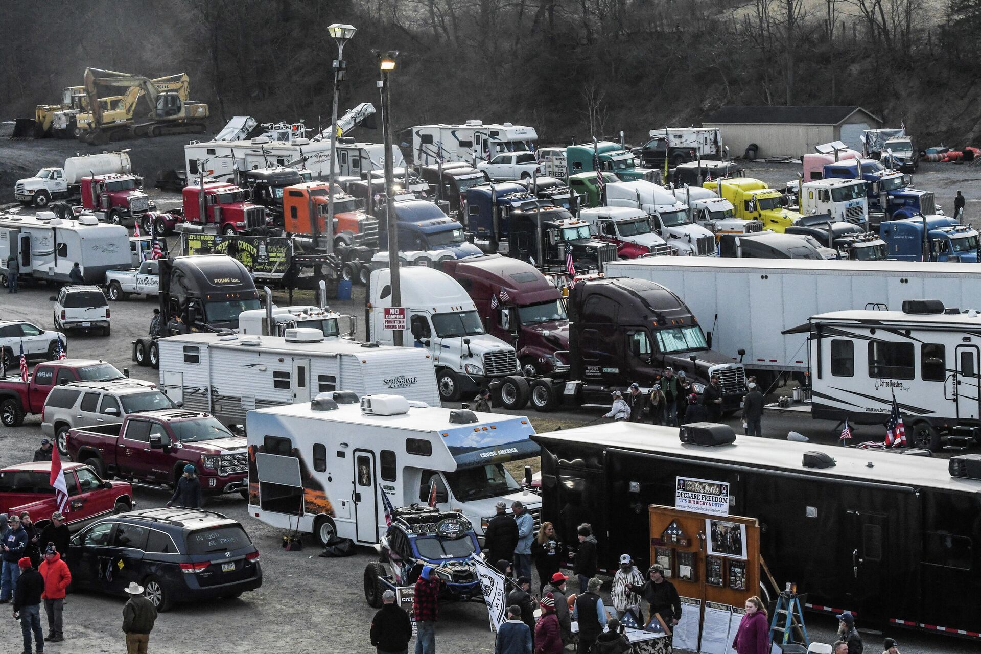 Vehicles are parked as part of a rally at Hagerstown Speedway, after some of them arrived as part of a convoy that traveled across the country to protest coronavirus disease (COVID-19) related mandates and other issues, in Hagerstown, Maryland, U.S., March 5, 2022. - Sputnik International, 1920, 05.03.2022