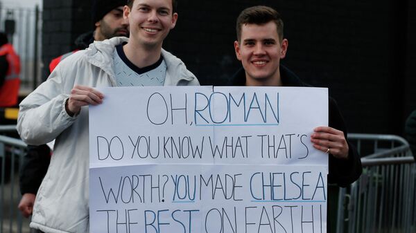 Chelsea fans are pictured with a message for Roman Abramovich outside the stadium before the match  - Sputnik International
