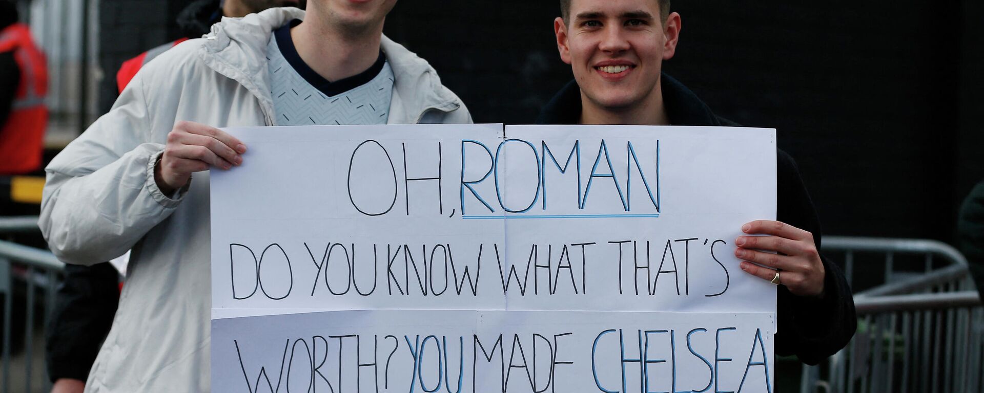 Chelsea fans are pictured with a message for Roman Abramovich outside the stadium before the match  - Sputnik International, 1920, 06.03.2022