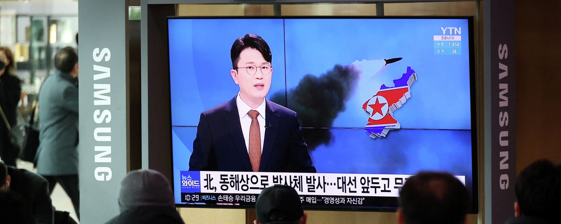 People watch a TV broadcasting a news report on North Korea's firing a ballistic missile off its east coast, in Seoul, South Korea, March 5, 2022 - Sputnik International, 1920, 06.03.2022