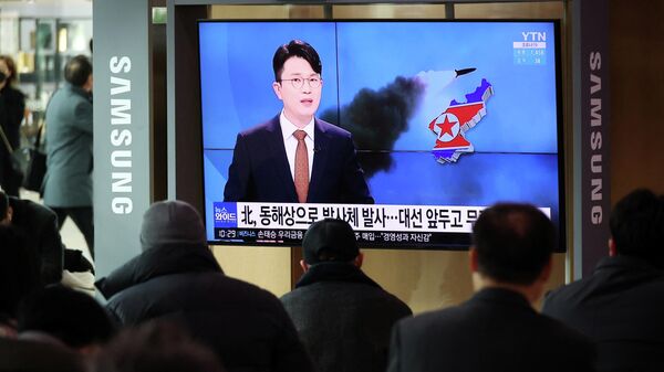 People watch a TV broadcasting a news report on North Korea's firing a ballistic missile off its east coast, in Seoul, South Korea, March 5, 2022 - Sputnik International