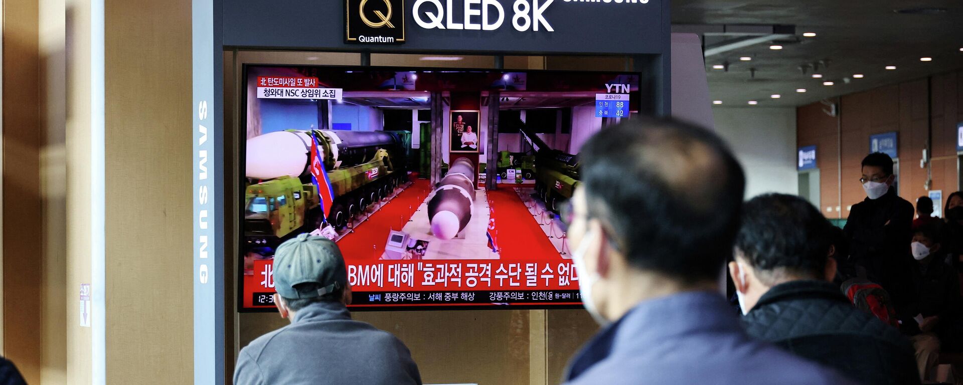 FILE PHOTO: People watch a TV broadcasting file footage of a news report on North Korea firing a ballistic missile off its east coast, in Seoul, South Korea, October 19, 2021. - Sputnik International, 1920, 06.03.2022