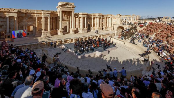 This photo provided by Russian Defense Ministry Press Service, shows the concert at the UNESCO world heritage site of Palmyra, the central city of Homs, where renowned conductor Valery Gergiev leads a performance by the Mariinsky Symphony Orchestra from St. Petersburg, Syria, May 5, 2016. - Sputnik International