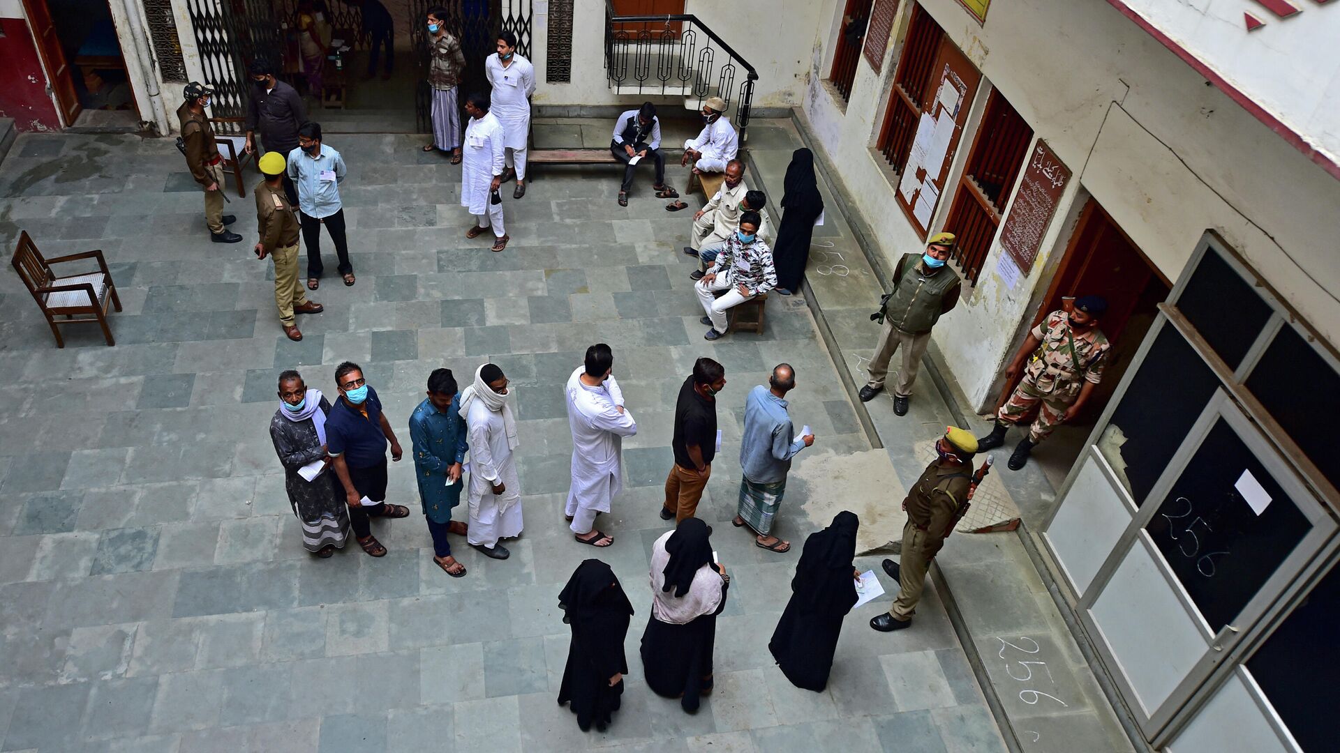 Voters stand in a queue to cast their ballot at a polling station during the final phase of the Uttar Pradesh state assembly elections, in Varanasi on March 7, 2022.  - Sputnik International, 1920, 07.03.2022