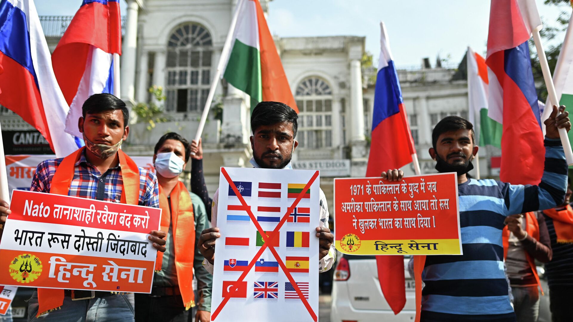 Supporters and activists of Hindu Sena, a right-wing Hindu group, take part in a march in support of Russia during the ongoing Russia-West tensions on Ukraine, in New Delhi on March 6, 2022. - Sputnik International, 1920, 07.03.2022