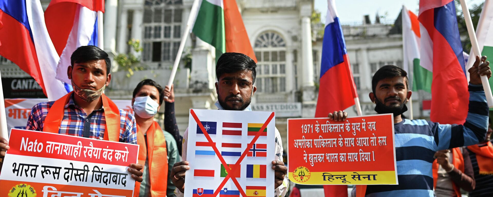 Supporters and activists of Hindu Sena, a right-wing Hindu group, take part in a march in support of Russia during the ongoing Russia-West tensions on Ukraine, in New Delhi on March 6, 2022. - Sputnik International, 1920, 07.03.2022