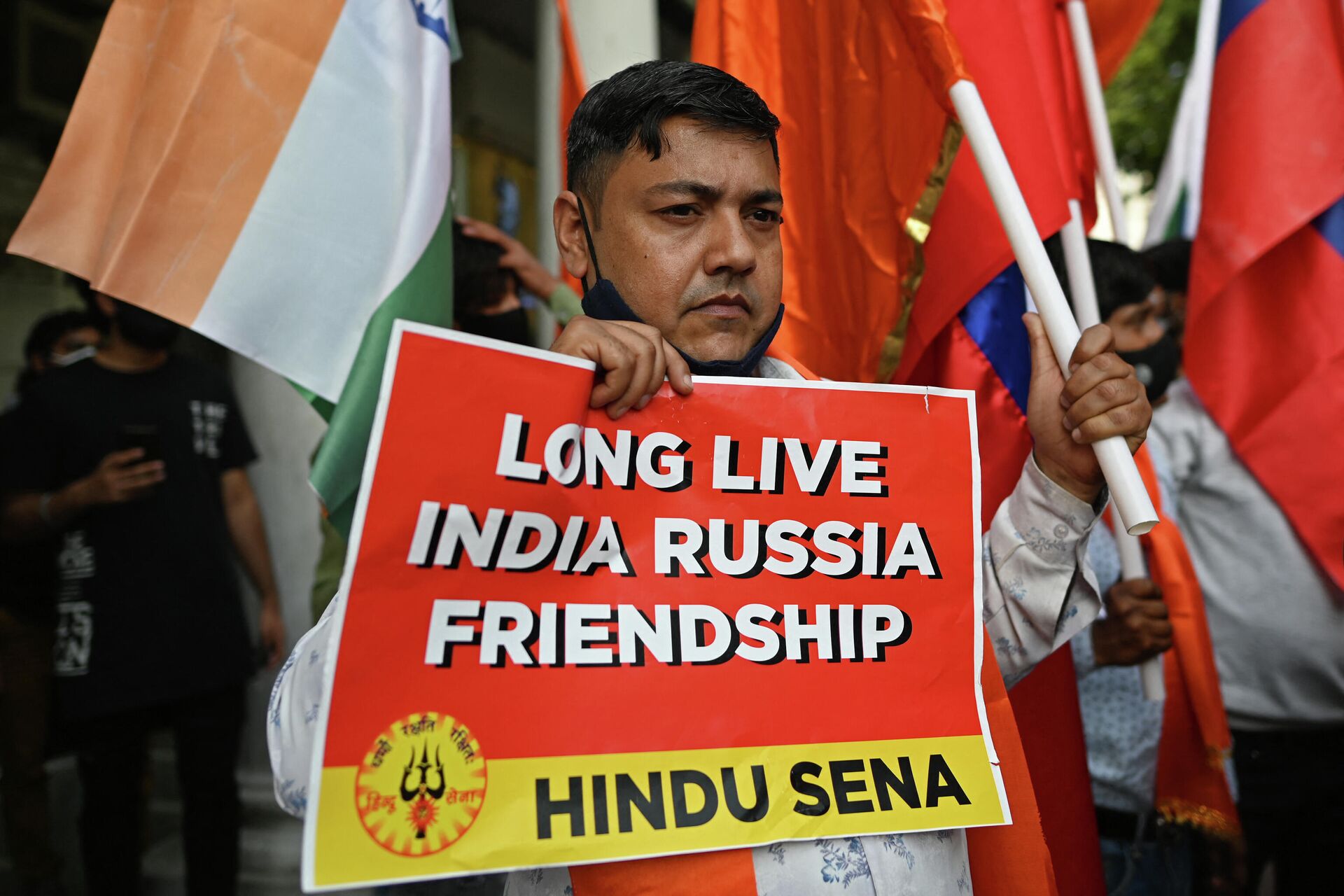 A supporter of Hindu Sena, a right-wing Hindu group, holds a placard as he takes part in a march in support of Russia during the ongoing Russia-West tensions on Ukraine, in New Delhi on March 6, 2022. - Sputnik International, 1920, 07.03.2022