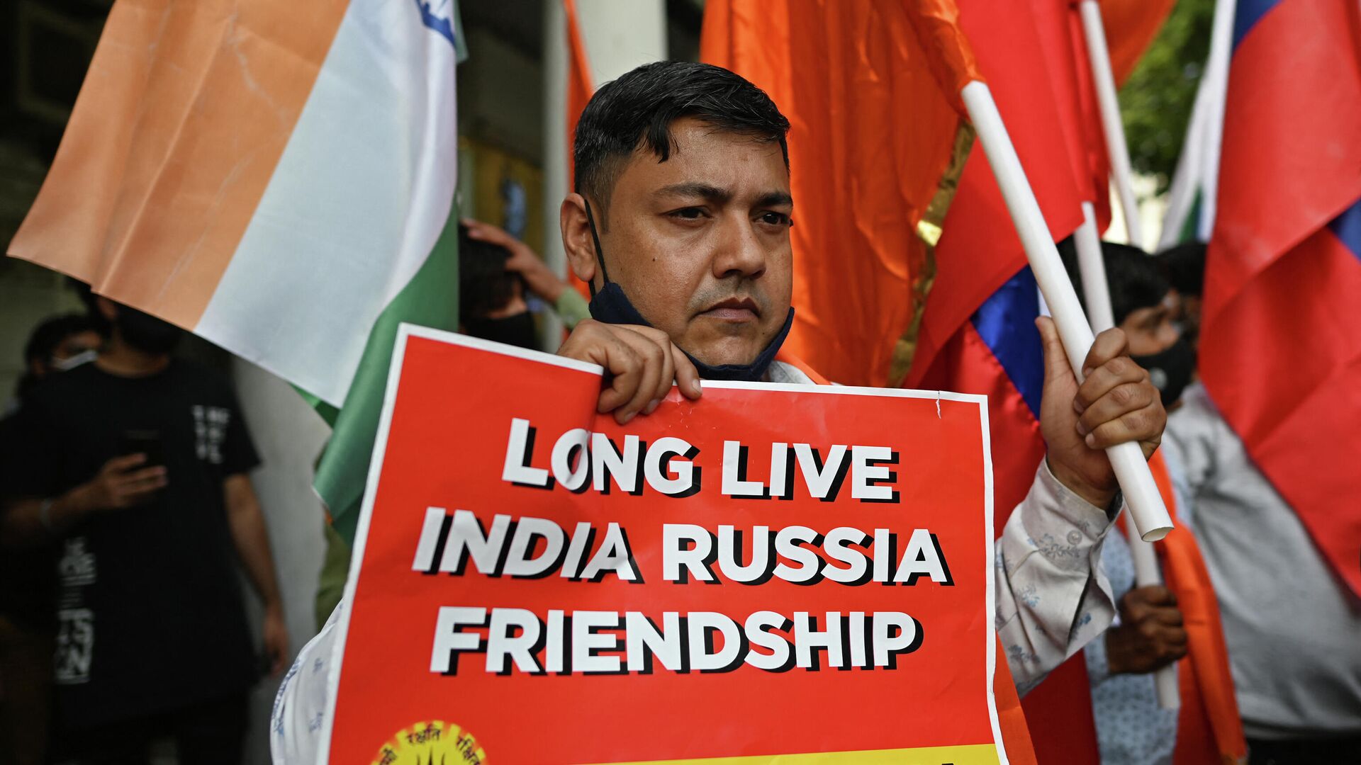 A supporter of Hindu Sena, a right-wing Hindu group, holds a placard as he takes part in a march in support of Russia during the ongoing Russia-West tensions on Ukraine, in New Delhi on March 6, 2022. - Sputnik International, 1920, 31.03.2022