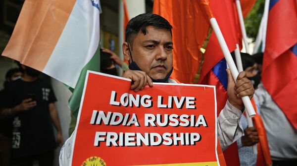A supporter of Hindu Sena, a right-wing Hindu group, holds a placard as he takes part in a march in support of Russia during the ongoing Russia-West tensions on Ukraine, in New Delhi on March 6, 2022. - Sputnik International