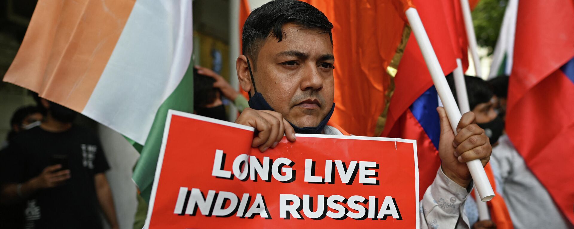 A supporter of Hindu Sena, a right-wing Hindu group, holds a placard as he takes part in a march in support of Russia during the ongoing Russia-West tensions on Ukraine, in New Delhi on March 6, 2022. - Sputnik International, 1920, 31.03.2022