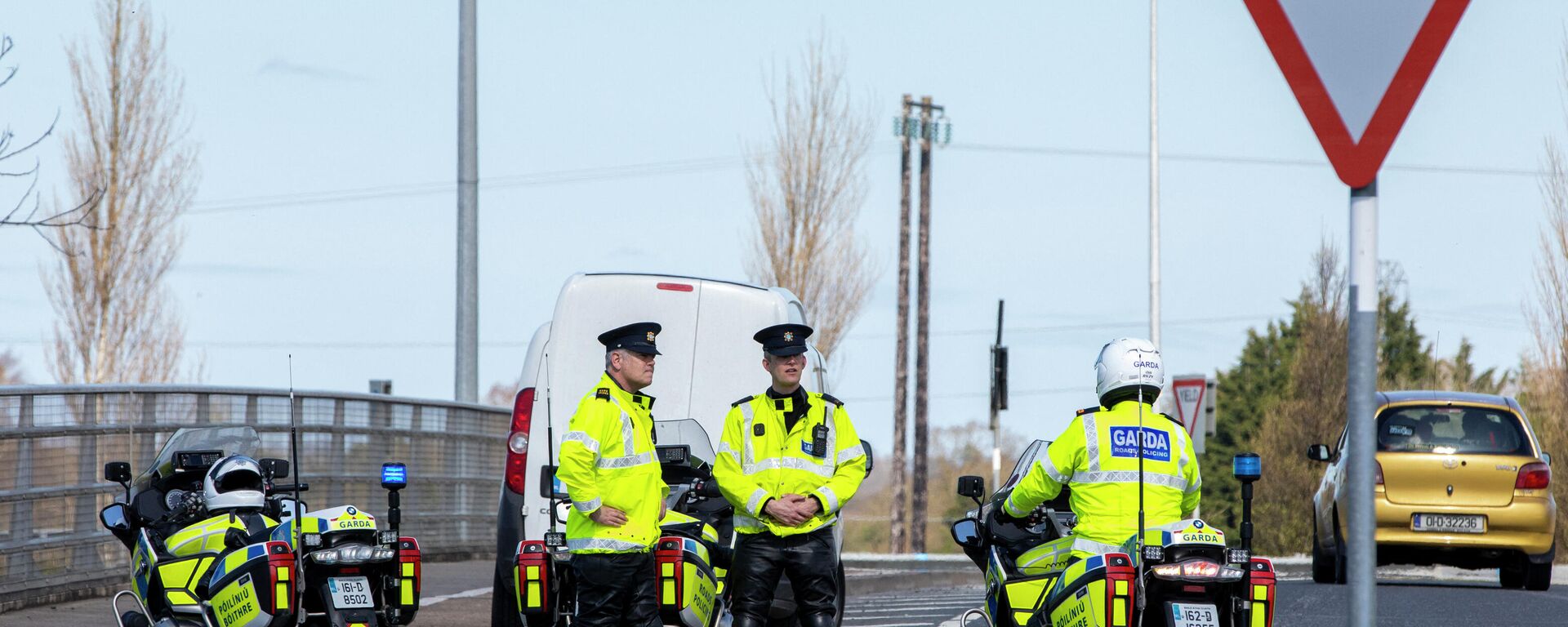 Garda - Irish Police - conduct a traffic checkpoint on the outskirts of Dublin, Ireland - Sputnik International, 1920, 07.03.2022