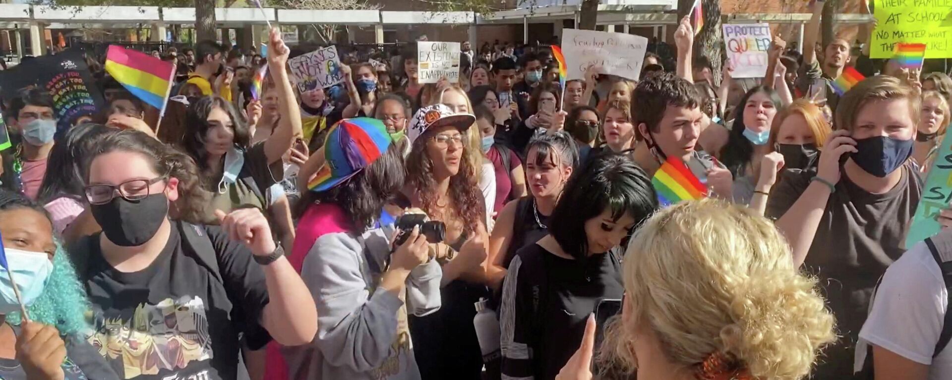 Students gather to protest after Florida's House of Representatives approved a Republican-backed bill that would prohibit classroom discussion of sexual orientation and gender identity, in Winter Park, Florida, U.S., March 7, 2022 in this still image obtained from a video posted on social media. - Sputnik International, 1920, 08.03.2022