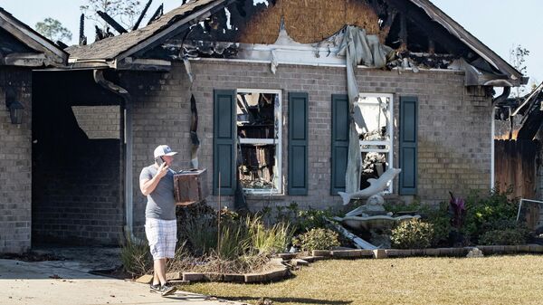 Randall Shuman leaves his home on Whitehead Boulevard with a safe he was able to save from the ashes after the Adkins Fire tore through the area in Panama City, Florida, U.S. March 5, 2022 - Sputnik International