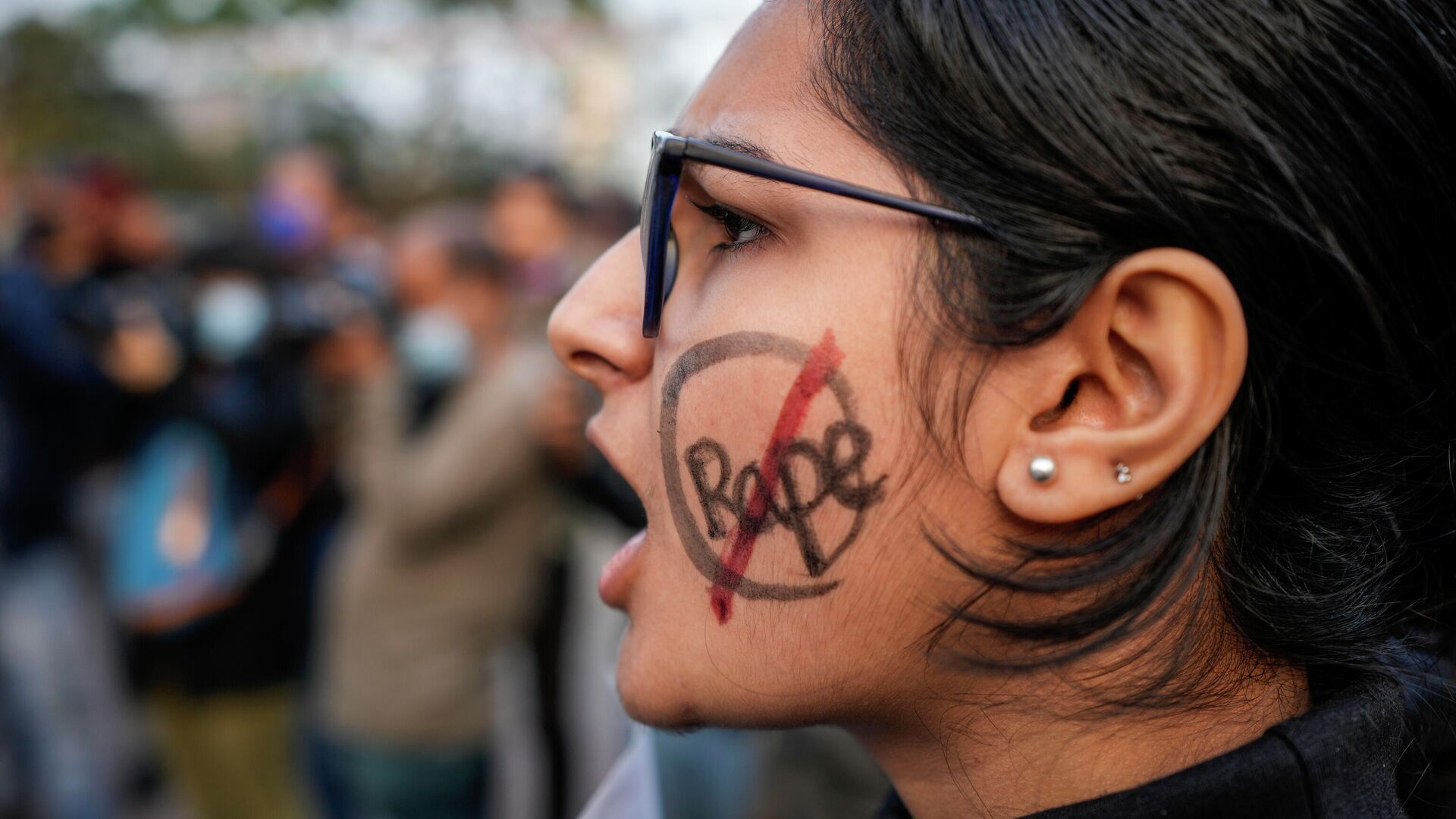A university student shouts slogan during a protest rally against recent gang rape of a girl in New Delhi, in Kolkata, India, Saturday, Jan. 29, 2022 - Sputnik International, 1920, 09.03.2022