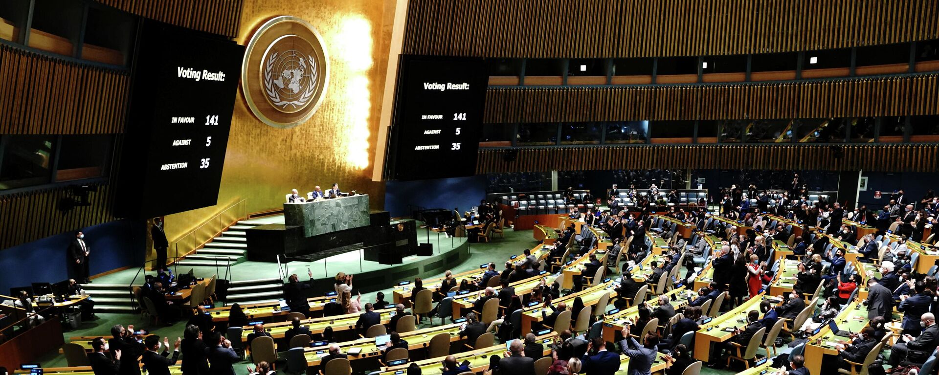 Delegates react as results of the voting are displayed during the 11th emergency special session of the 193-member U.N. General Assembly at the United Nations Headquarters in Manhattan, New York City, U.S., March 2, 2022 - Sputnik International, 1920, 08.04.2022