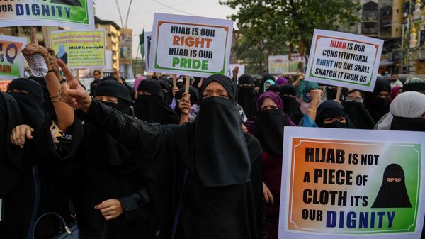 Indian Muslim women shout slogans against banning Muslim girls wearing hijab from attending classes at some schools in the southern Indian state of Karnataka during a protest in Mumbai, India, Sunday, Feb. 13, 2022. - Sputnik International