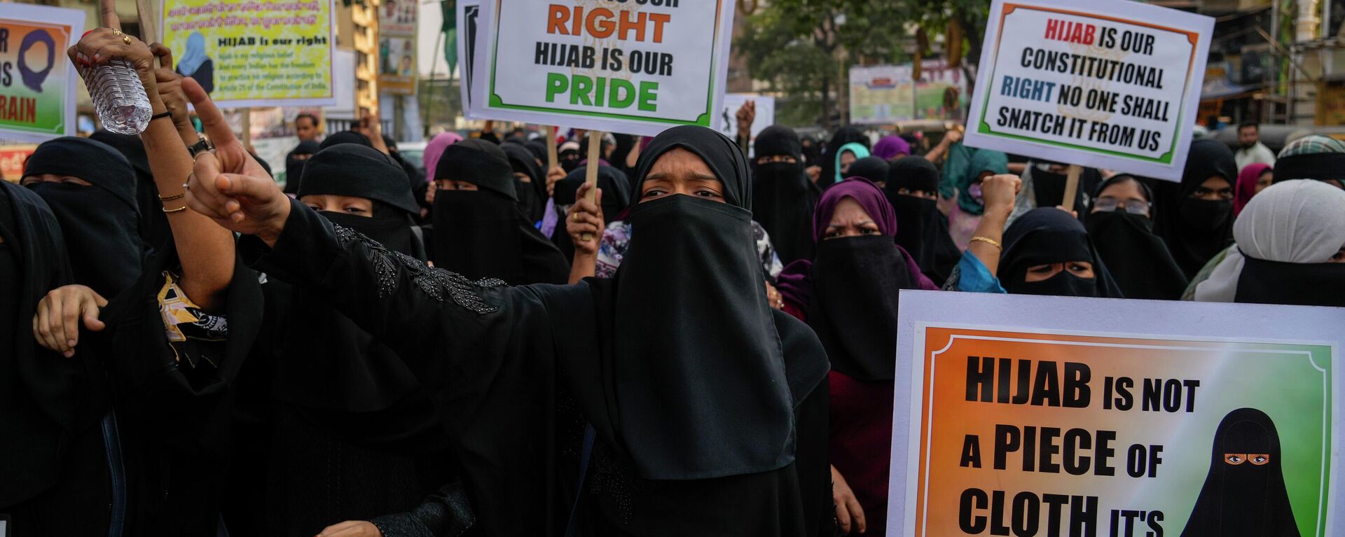 Indian Muslim women shout slogans against banning Muslim girls wearing hijab from attending classes at some schools in the southern Indian state of Karnataka during a protest in Mumbai, India, Sunday, Feb. 13, 2022. - Sputnik International, 1920, 09.03.2022