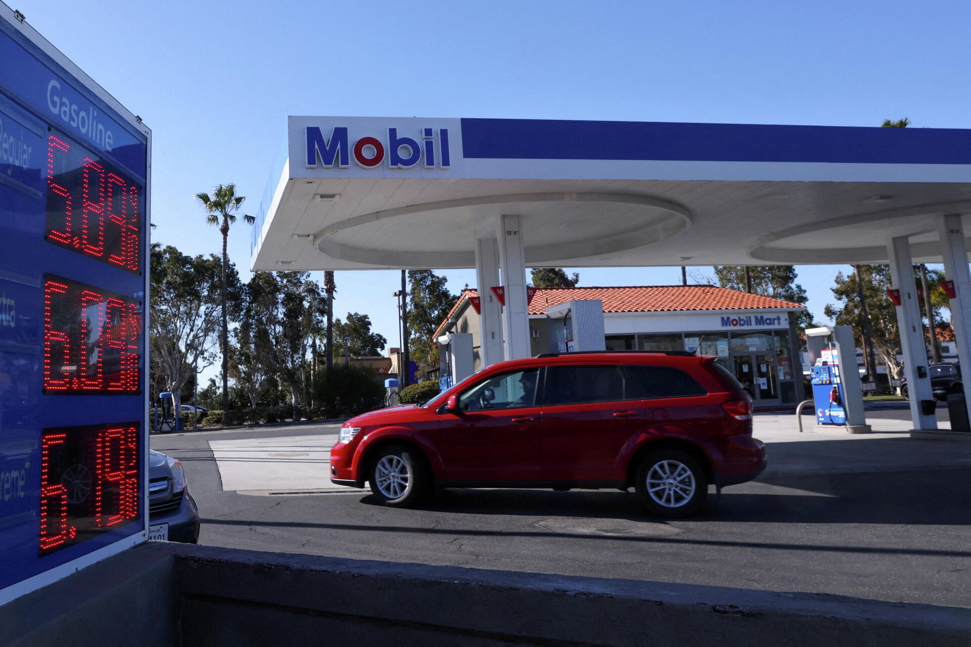 Gasoline prices are shown as they continue to rise in Carlsbad, California, U.S., March 7, 2022 - Sputnik International, 1920, 10.03.2022