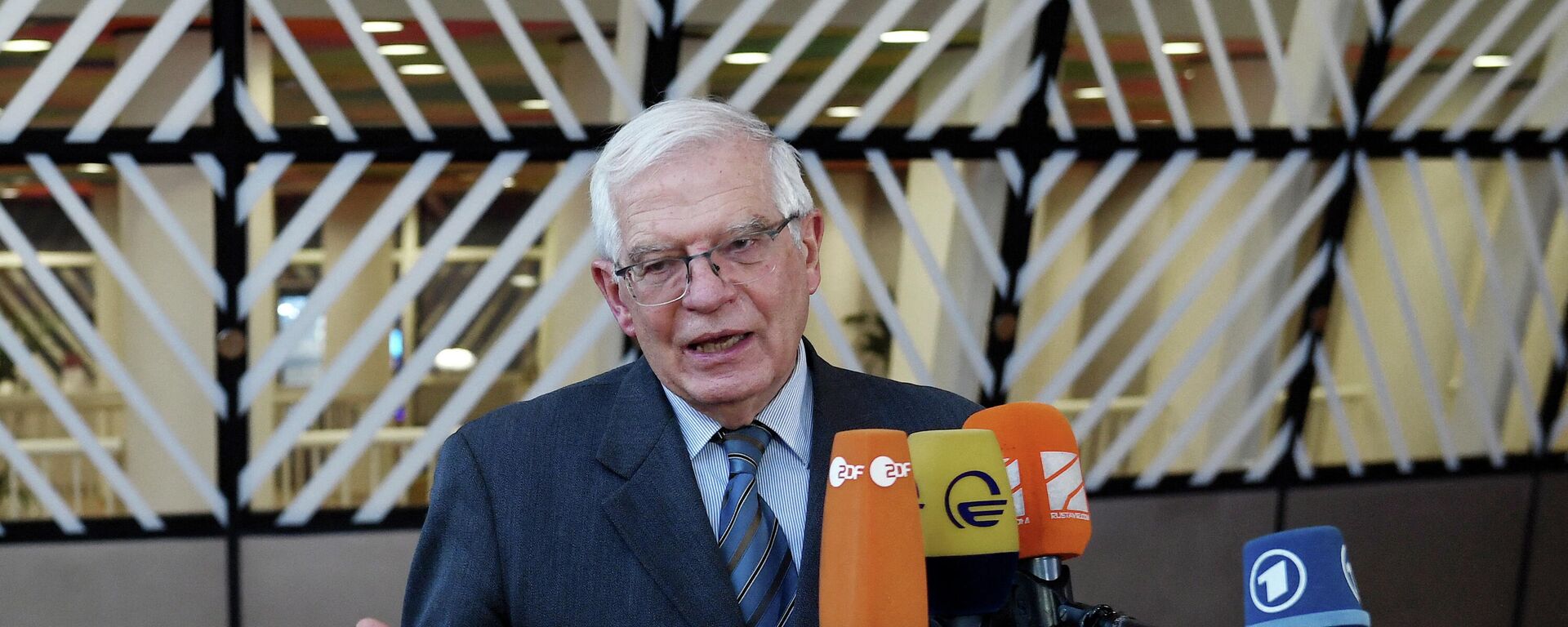 European Union for Foreign Affairs and Security Policy Josep Borrell and US State Secretary Antony Blinken (not pictured) speak to the media ahead of a meeting at the EU Council Building in Brussels, Belgium, March 4, 2022 - Sputnik International, 1920, 10.03.2022