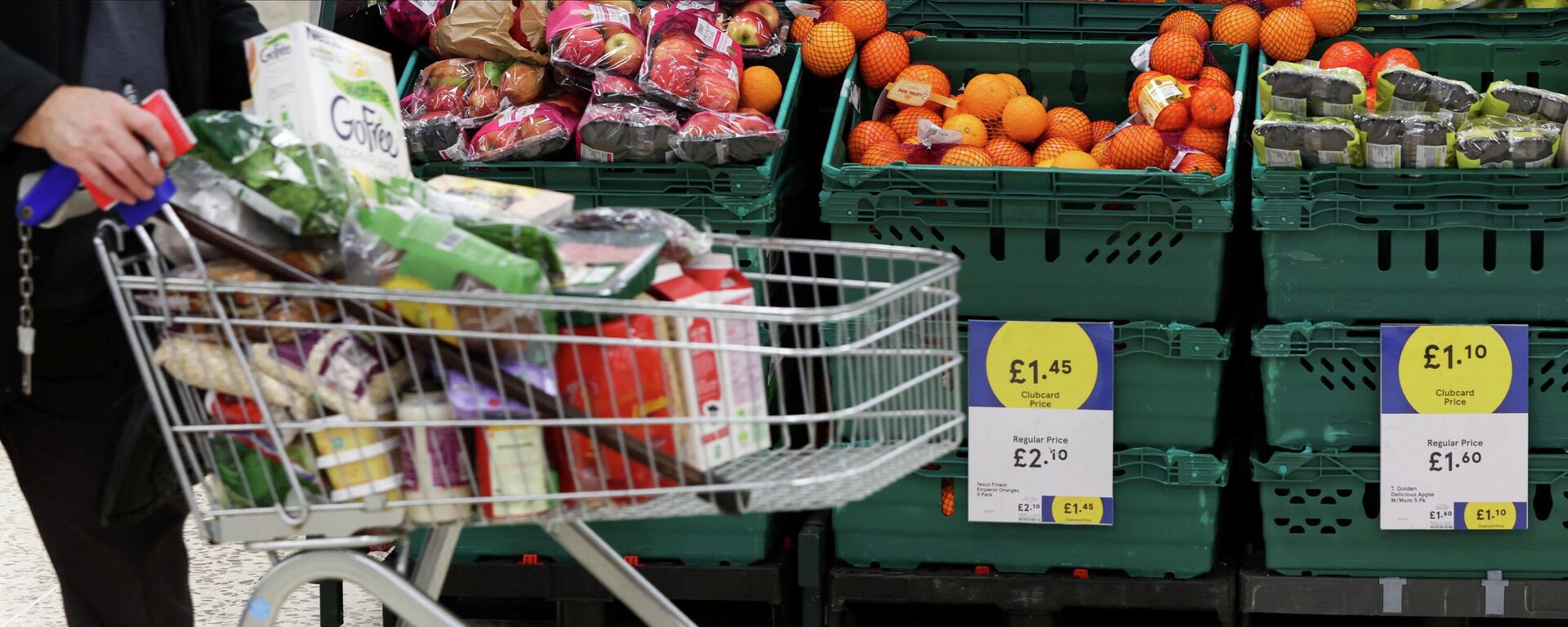 Clubcard branding is seen inside a branch of a Tesco Extra supermarket in London - Sputnik International, 1920, 10.03.2022