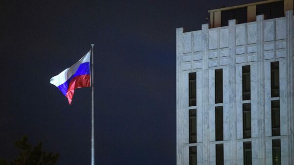 The Russian flag flies above the Embassy of Russia in Washington, DC, on March 3, 2022 - Sputnik International