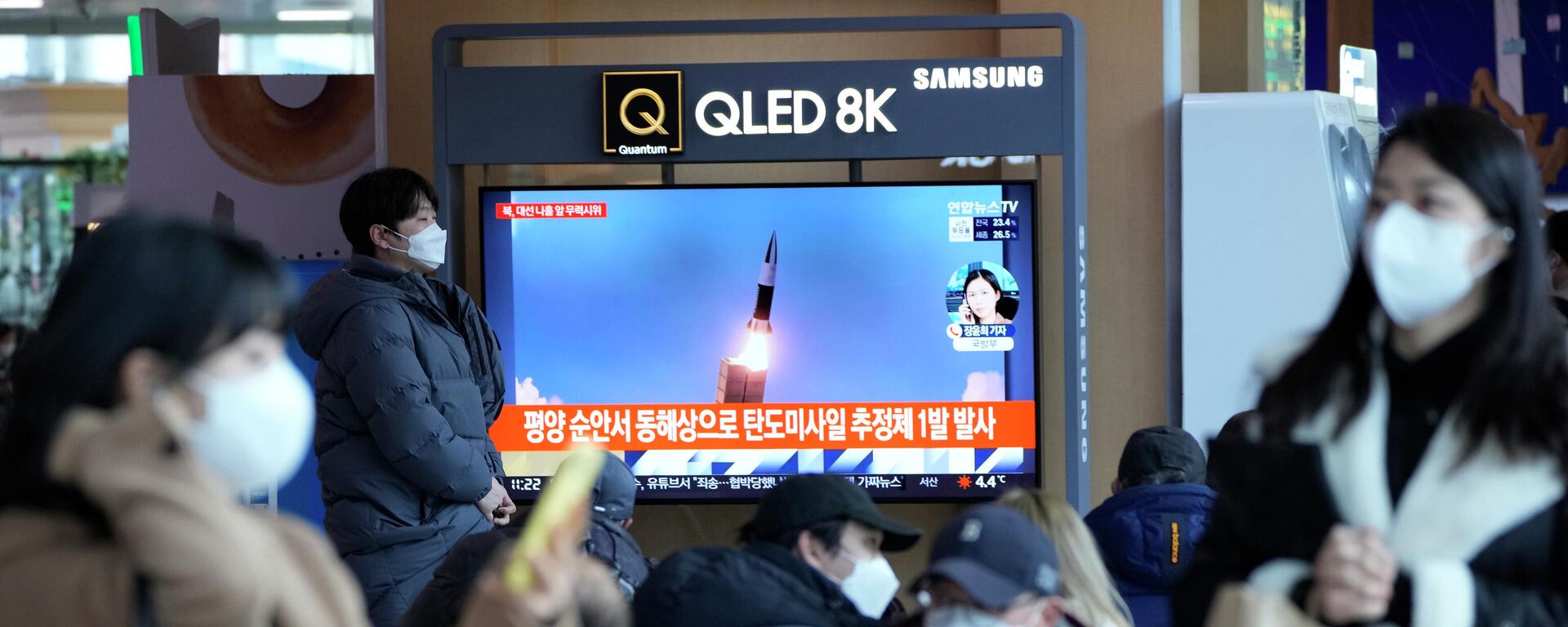 A TV screen shows a file image of North Korea's missile launch during a news program at the Seoul Railway Station in Seoul, South Korea on March 5, 2022 - Sputnik International, 1920, 16.03.2022