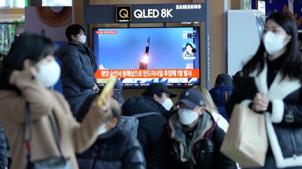 A TV screen shows a file image of North Korea's missile launch during a news program at the Seoul Railway Station in Seoul, South Korea on March 5, 2022 - Sputnik International