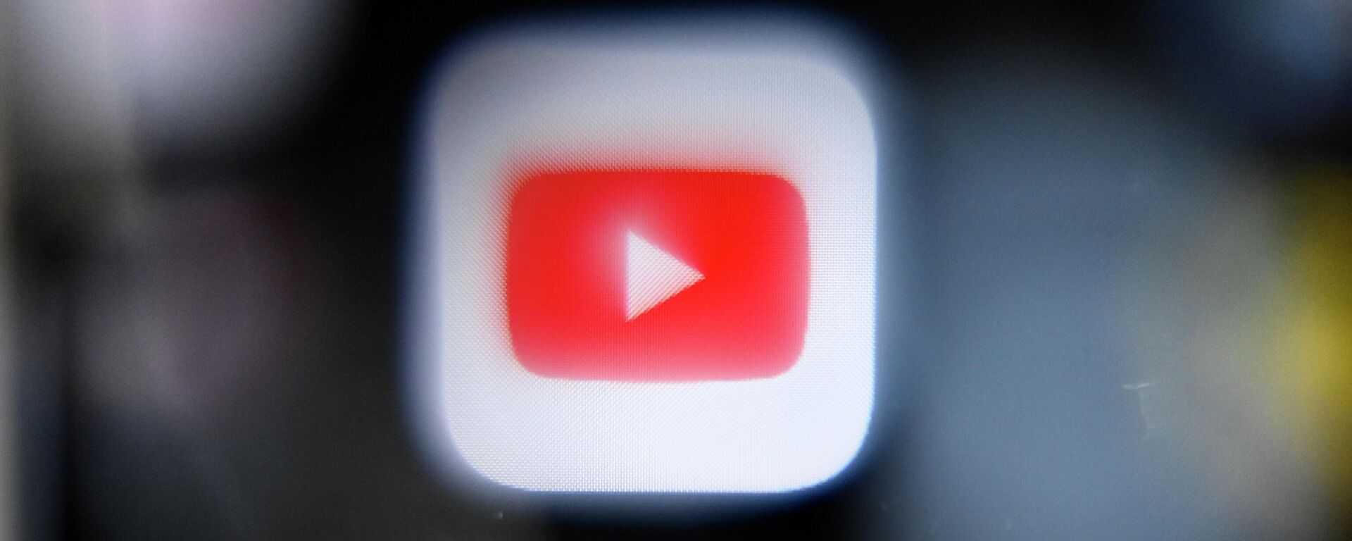 This picture taken in Moscow on October 12, 2021 shows the logo of Youtube social media on a smartphone screen.  - Sputnik International, 1920, 11.03.2022