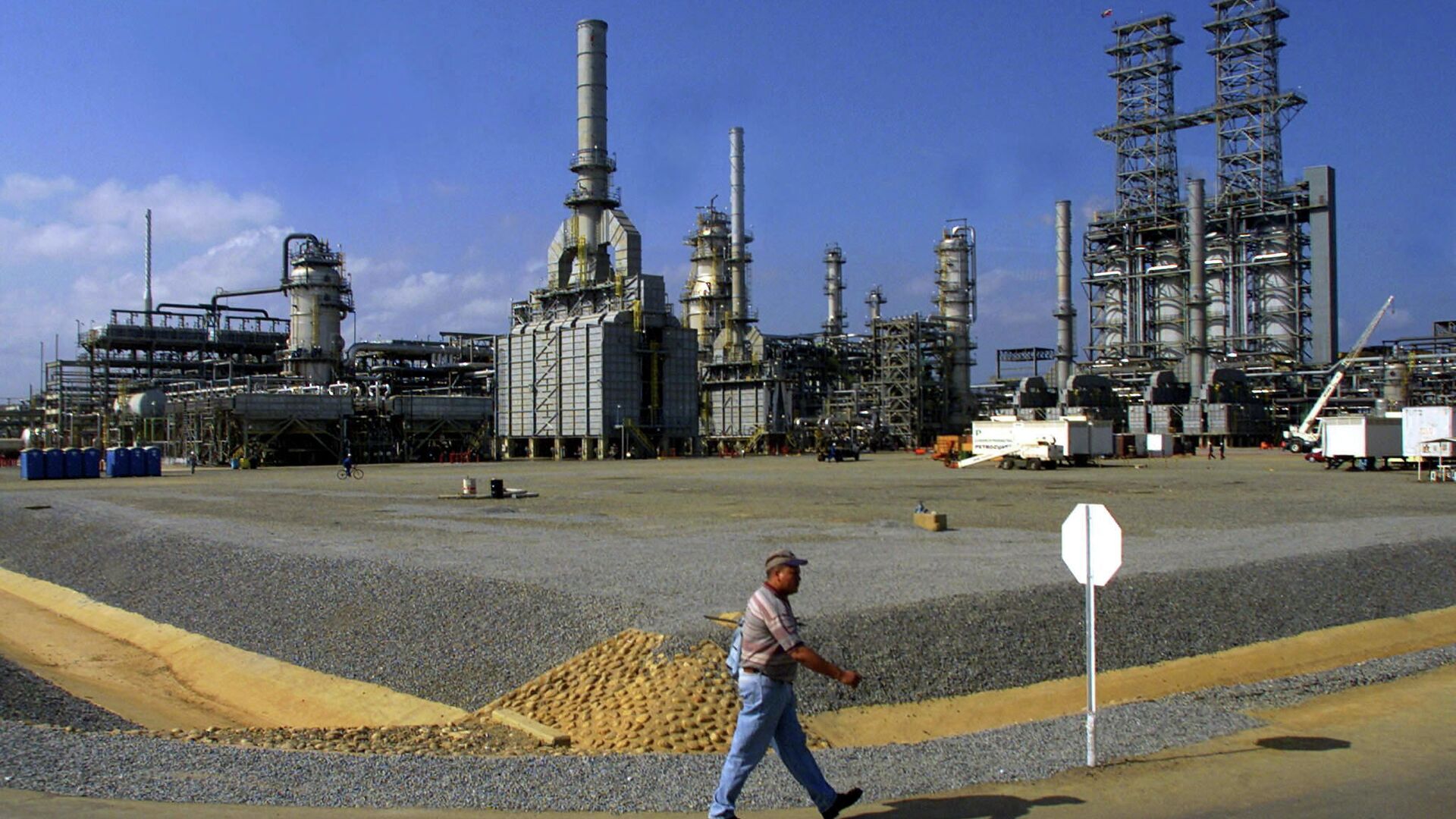 A worker walks past the Petrozuata Oil Refinery in the Orinoco oil belt in the Venezuelan eastern state of Anzoategui, February 13, 2001 - Sputnik International, 1920, 11.03.2022