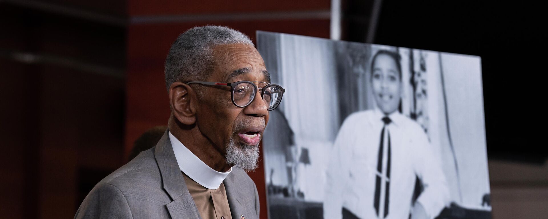 Rep. Bobby Rush, D-Ill., speaks during a news conference about the Emmett Till Anti-Lynching Act on Capitol Hill in Washington, on Feb. 26, 2020. Emmett Till, pictured at right, was a 14-year-old African-American who was lynched in Mississippi in 1955, after being accused of offending a white woman in her family's grocery store. Congress has given final approval to legislation that for the first time would make lynching a federal hate crime in the U.S. - Sputnik International, 1920, 11.03.2022