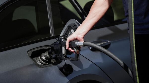 A customer refuels their vehicle at a Mobil gas station in Beverly Boulevard in West Hollywood, California, U.S., March 10, 2022 - Sputnik International