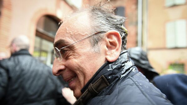 Leader of the French right-wing party Reconquete!, media pundit, and candidate for the 2022  presidential election Eric Zemmour, reacts after being hit by an egg thrown by an unidentified man during a campaign visit in Moissac in southern France on 12 March 2022.  - Sputnik International