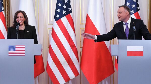 U.S. Vice President Kamala Harris and Polish President Andrzej Duda hold a news conference at Belwelder Palace in Warsaw, Poland March 10, 2022. - Sputnik International
