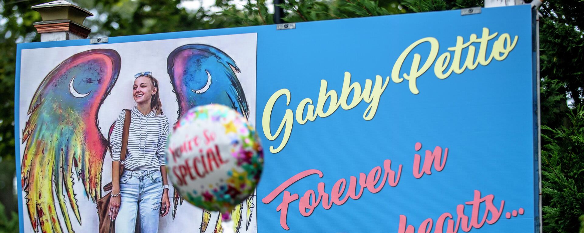 Memorials for Gabby Petito are scattered across her hometown of Blue Point, New York on Sept. 23, 2021 - Sputnik International, 1920, 13.03.2022
