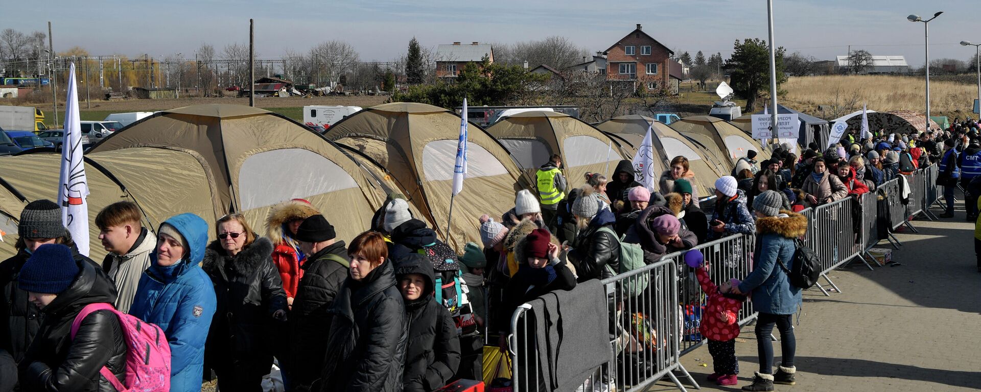 Refugees queue as they wait for further transport at the Medyka border crossing, after crossing at the Ukrainian-Polish border, southeastern Poland on March 12, 2022 - Sputnik International, 1920, 13.03.2022