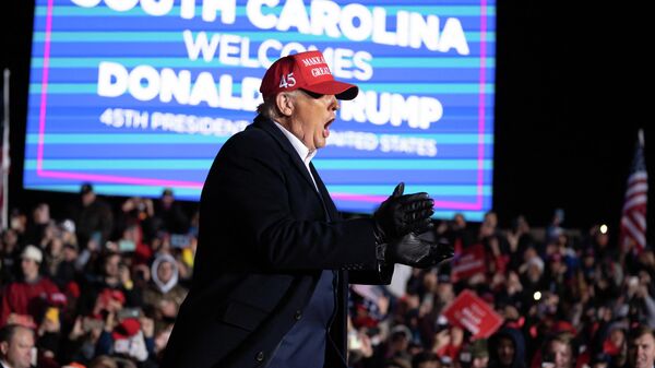Former US President Donald Trump greets the crowd during a rally at the Florence Regional Airport on March 12, 2022 in Florence, South Carolina - Sputnik International