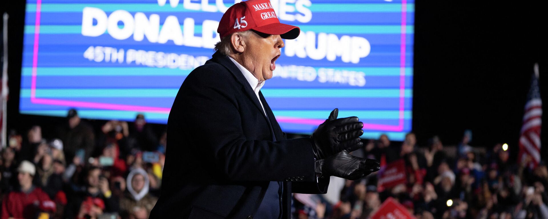 Former US President Donald Trump greets the crowd during a rally at the Florence Regional Airport on March 12, 2022 in Florence, South Carolina - Sputnik International, 1920, 13.03.2022